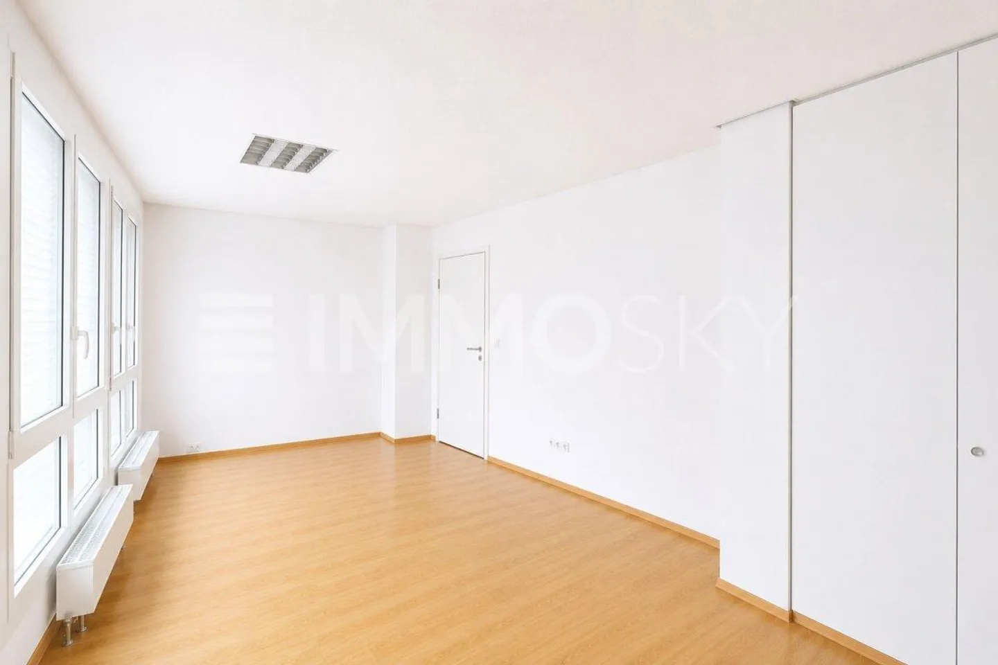 Grande proprietà commerciale in posizione privilegiata - Foto 3 di 5