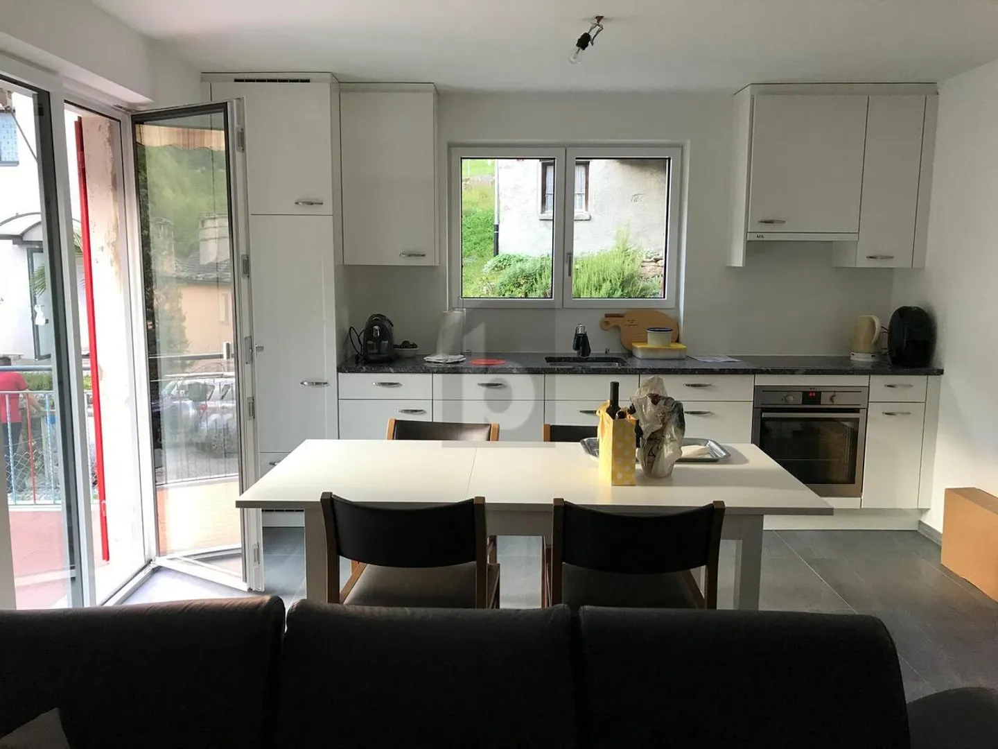 RENOVÉ, MODERNE DANS UN SECTEUR ENSOLEILLÉ ET TRANQUILLE - Photo 2 sur 5