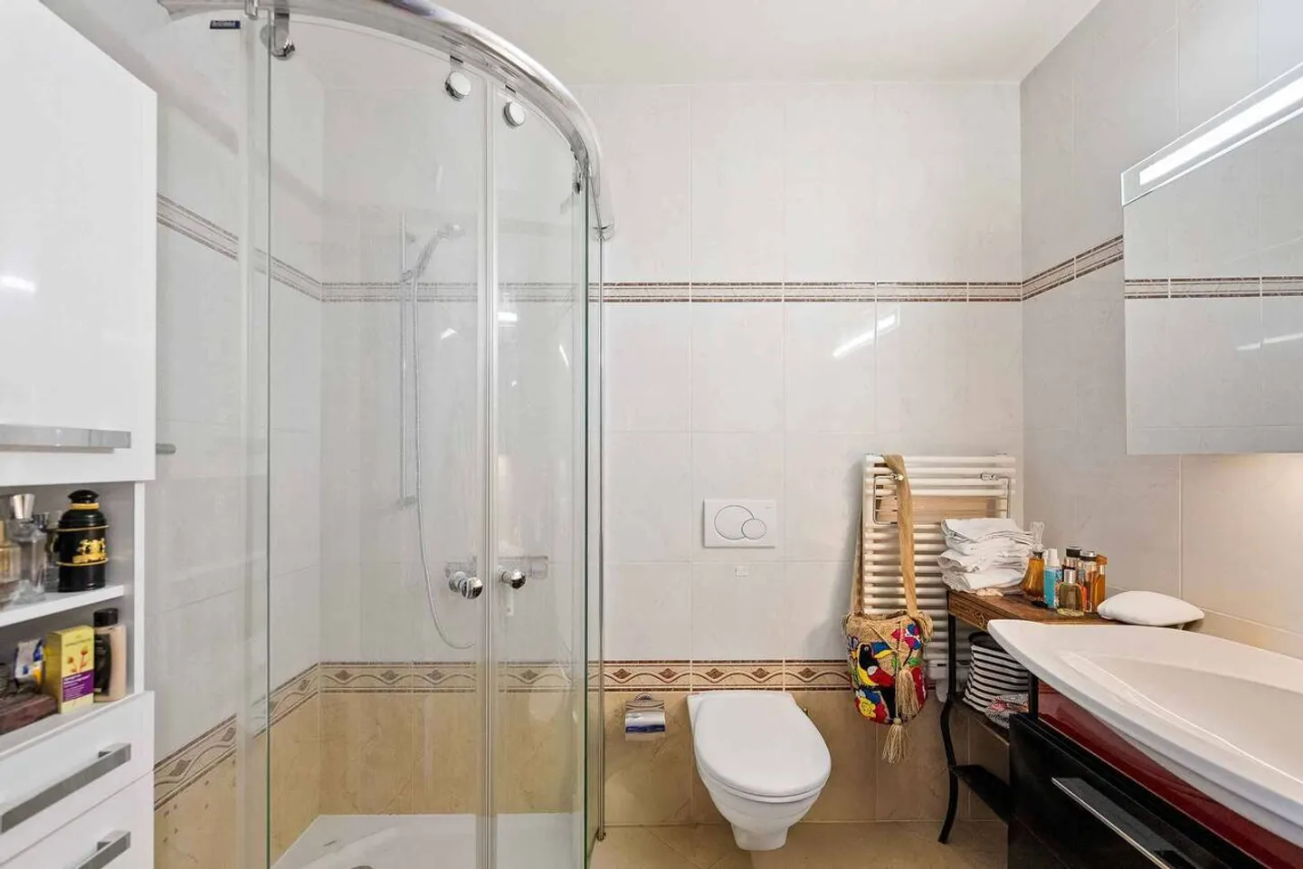 Stunning Apartment with Lake View - Photo 5 of 13