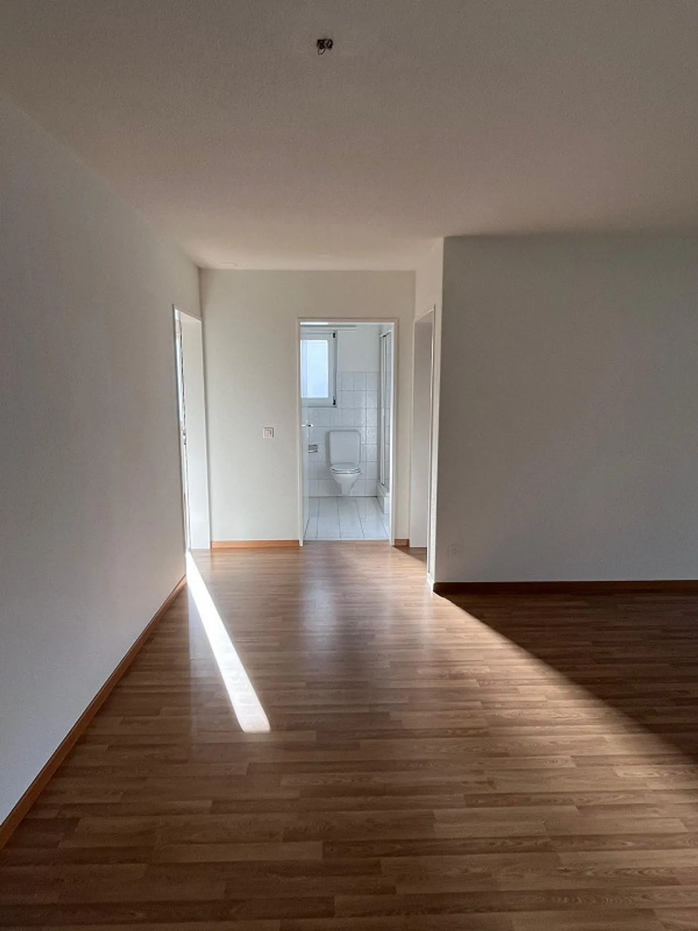 Belle appartement de 3,5 pièces au 1er étage dans une maison de 4 familles - Photo 3 sur 10