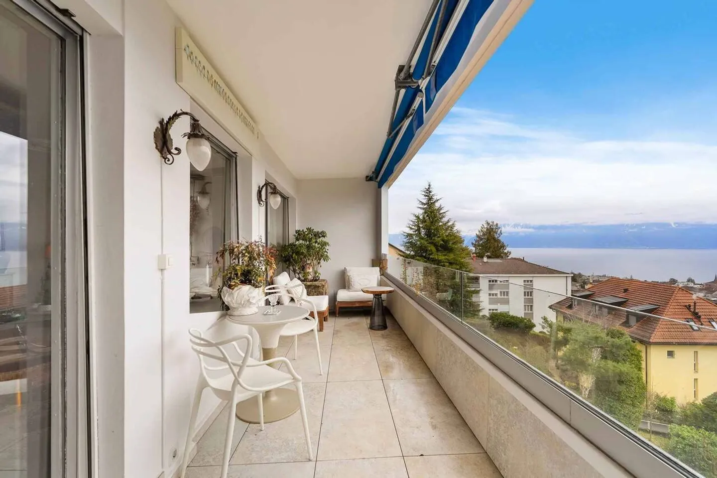 Stunning Apartment with Lake View - Photo 8 of 13