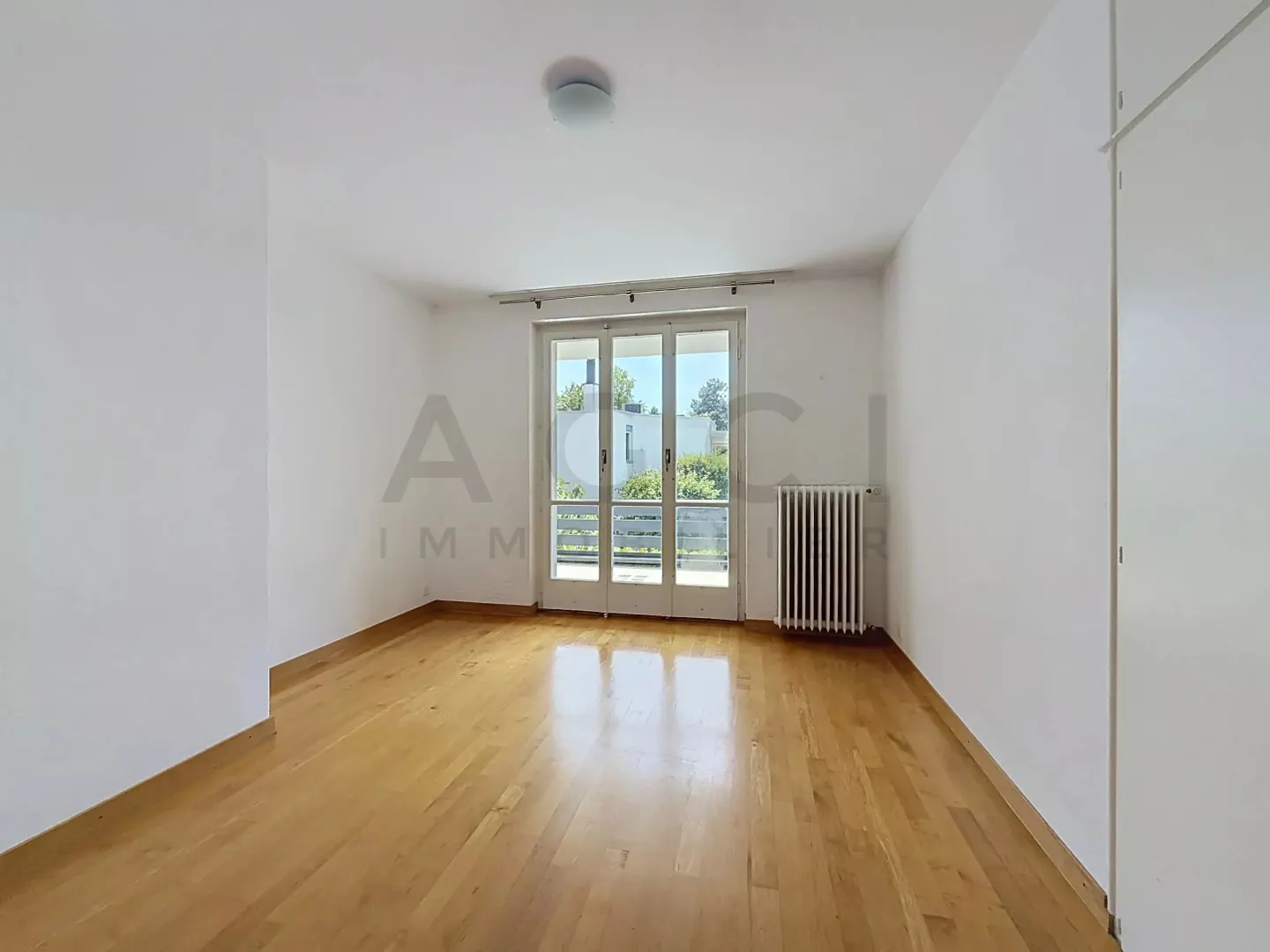 Villa au bord du lac avec plage privée - Photo 13 sur 23