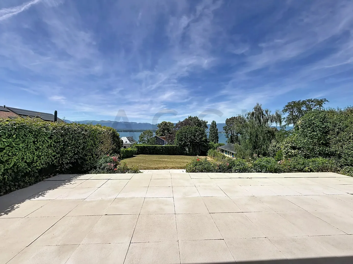 Villa au bord du lac avec plage privée - Photo 14 sur 23