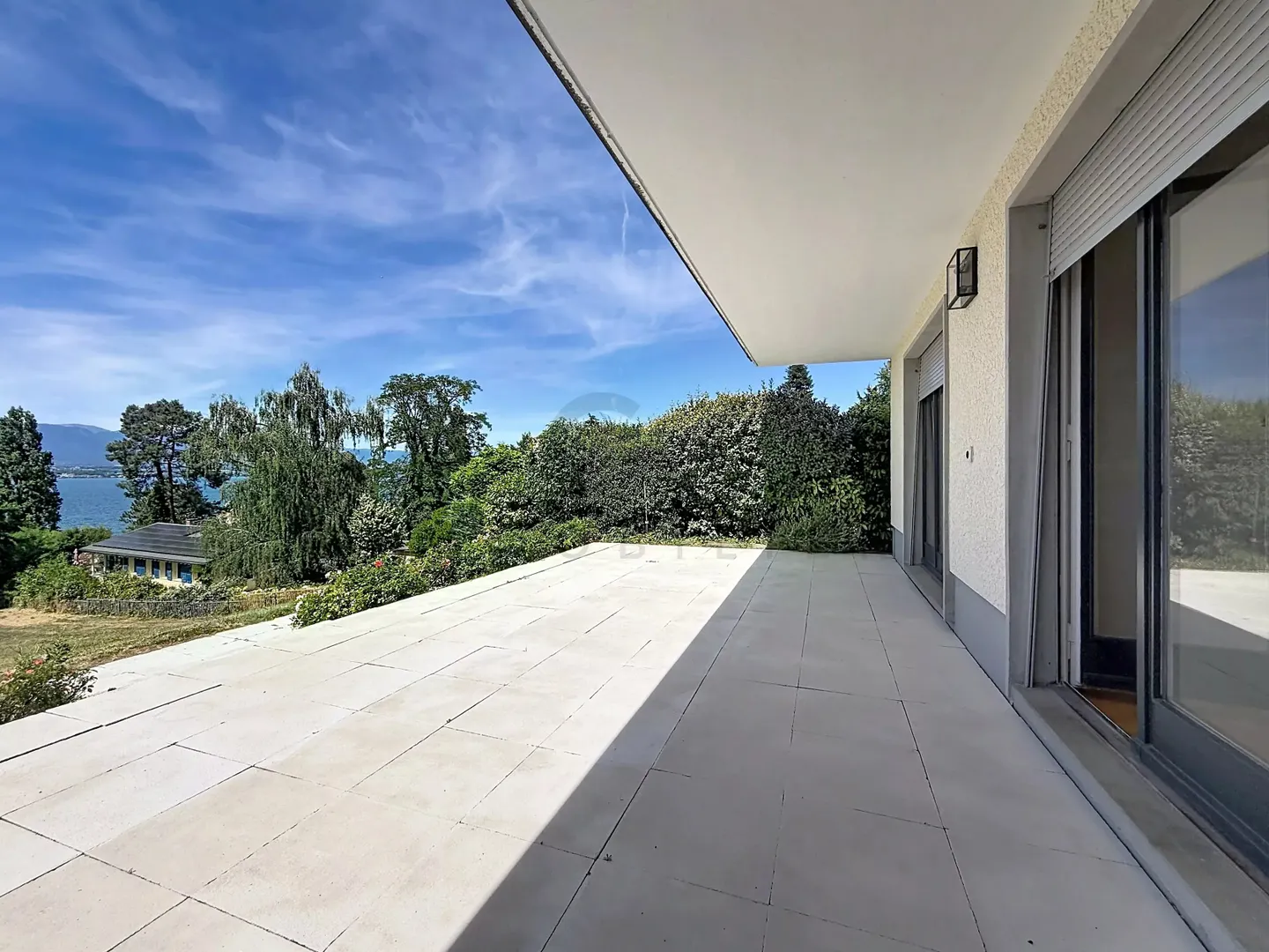 Villa au bord du lac avec plage privée - Photo 17 sur 23