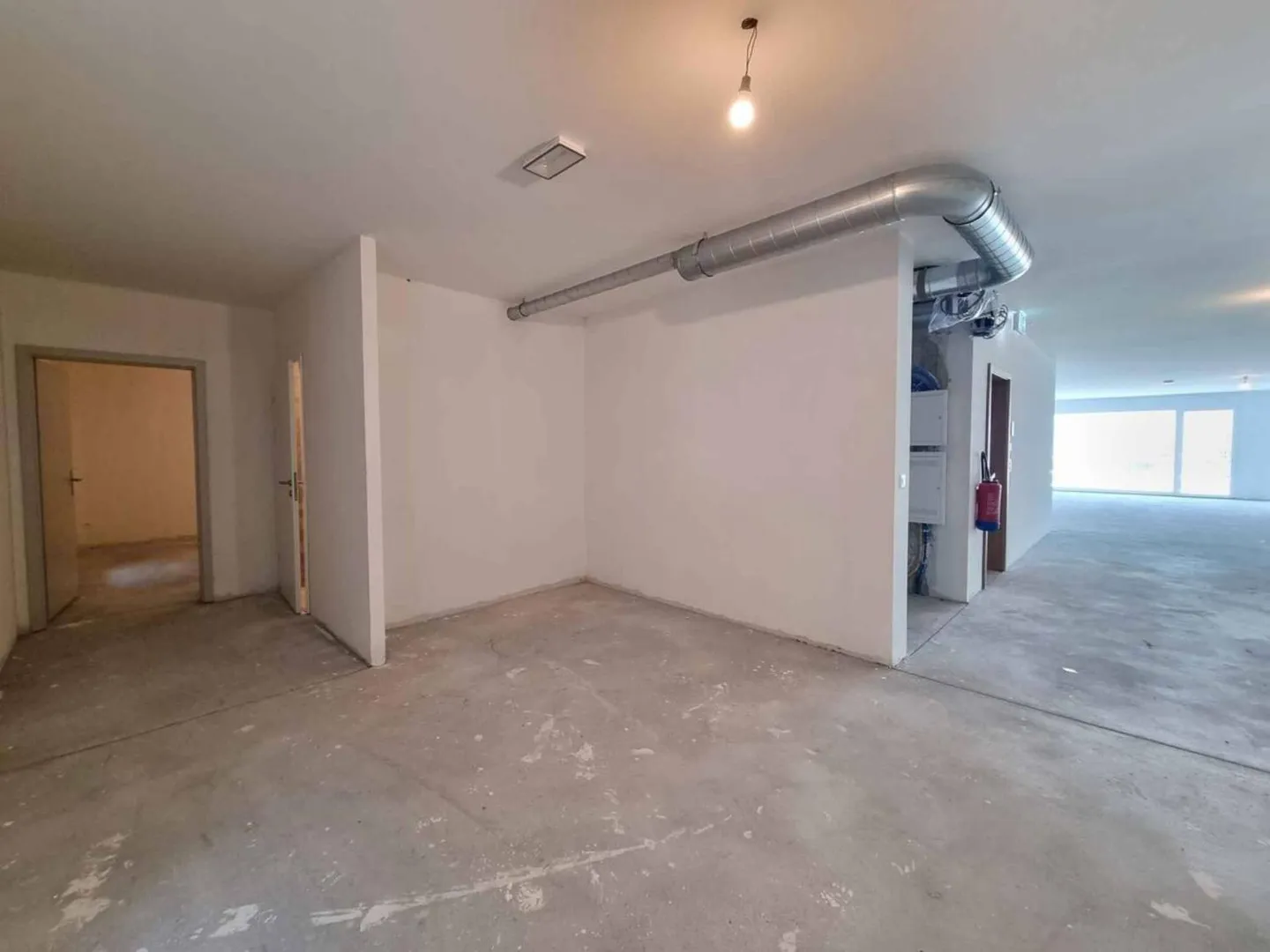 Spacious and bright new commercial space of 175 m2 - Photo 4 of 7