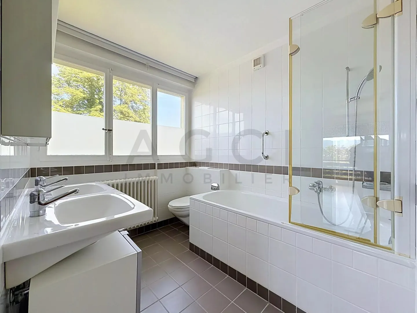 Villa au bord du lac avec plage privée - Photo 21 sur 23