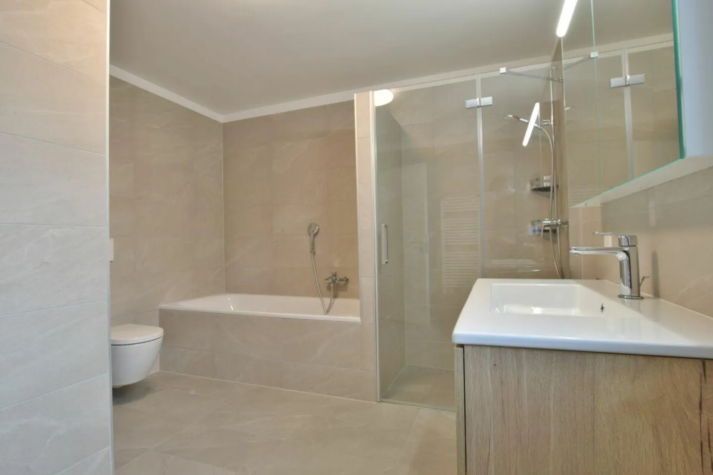 Maison unifamiliale lumineuse avec jardin privé - Photo 3 sur 10