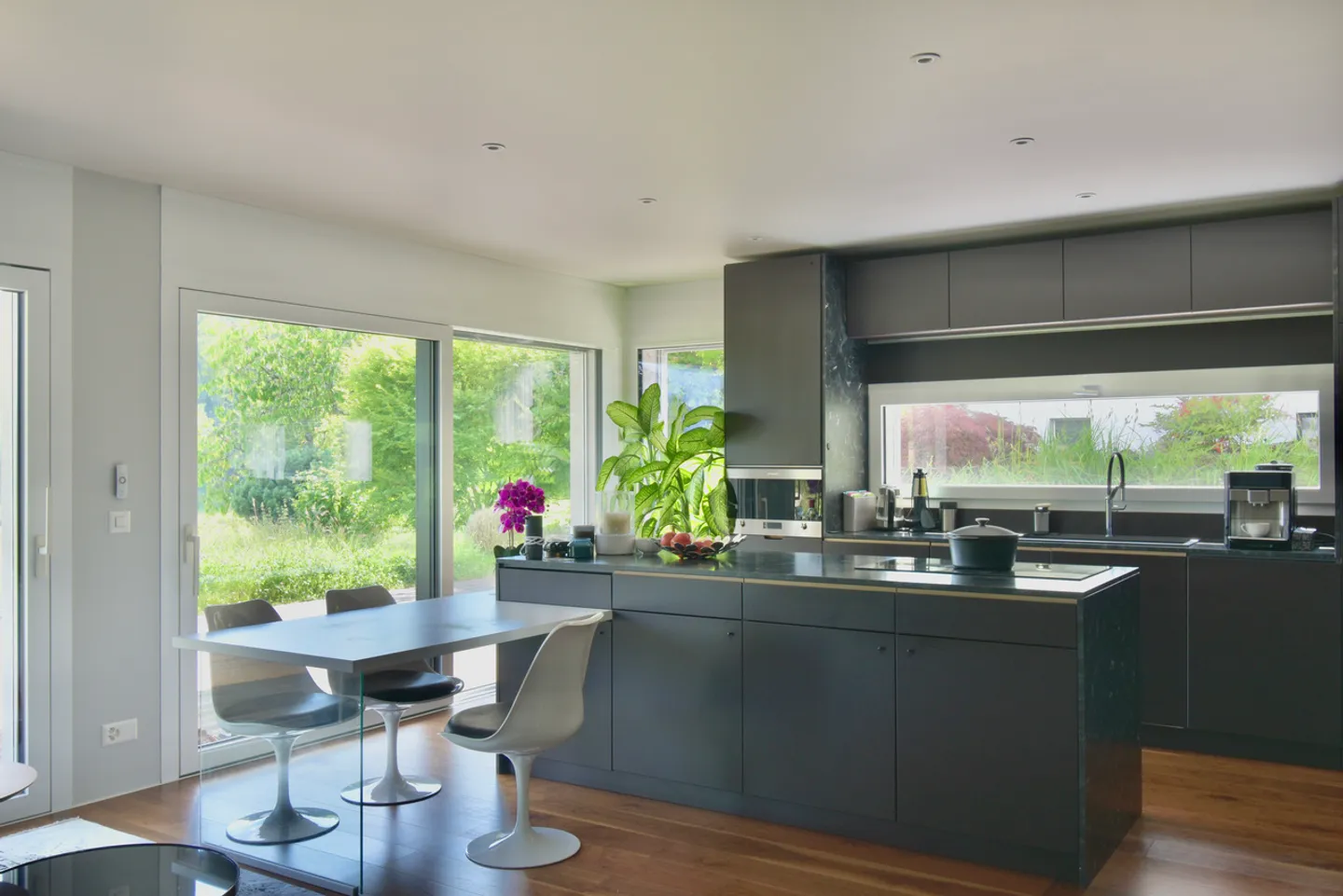 A Modern Retreat Out of Sight – Luxury House for Rent - Photo 3 of 13