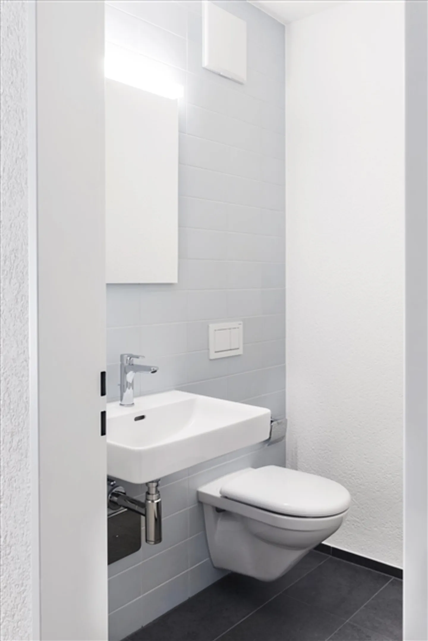 Bright Apartment Near Lake - Photo 4 of 6