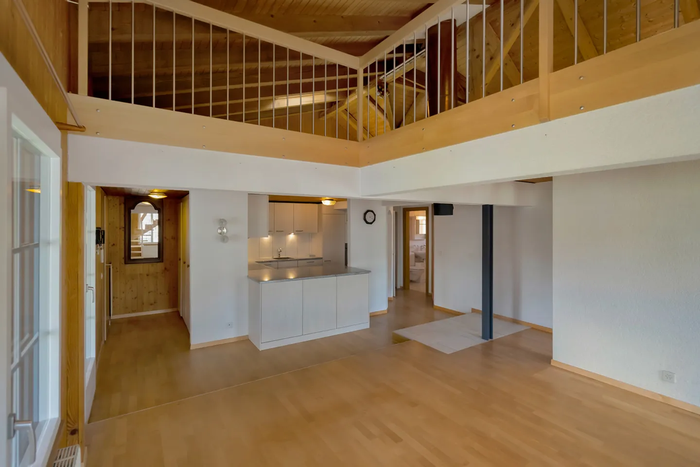 Appartement en attique de 4 pièces avec galerie dans un emplacement central à Toffen - Photo 3 sur 11