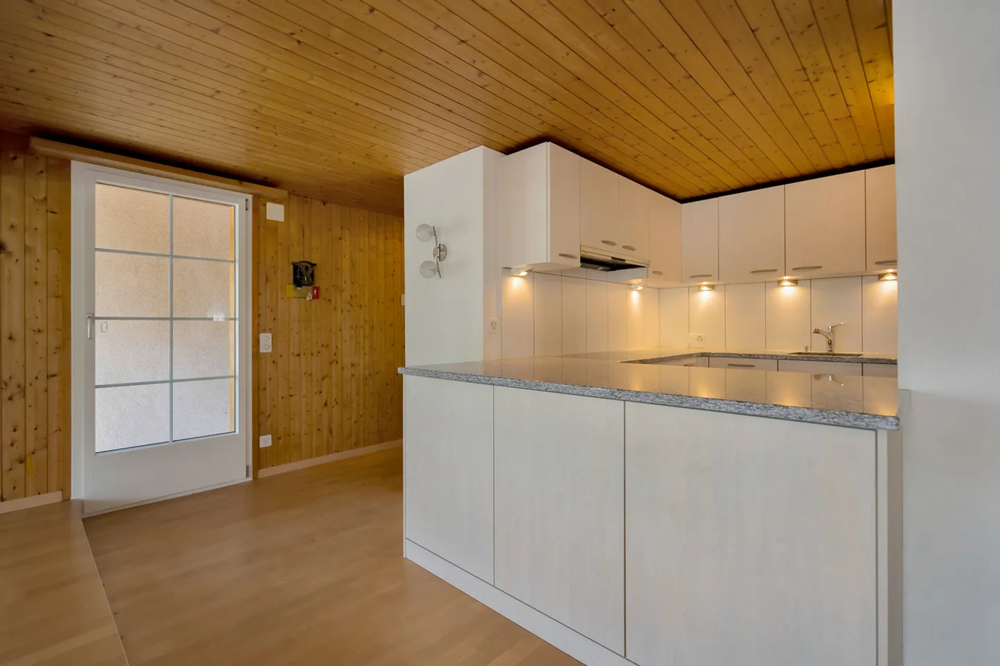 Appartement en attique de 4 pièces avec galerie dans un emplacement central à Toffen - Photo 4 sur 11
