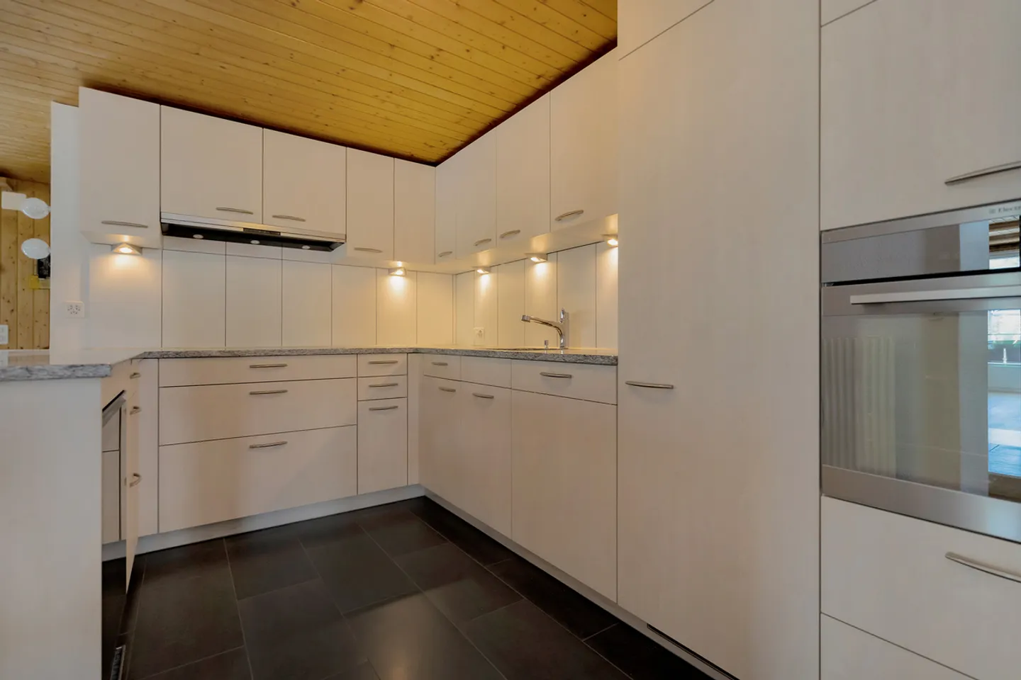 Appartement en attique de 4 pièces avec galerie dans un emplacement central à Toffen - Photo 5 sur 11