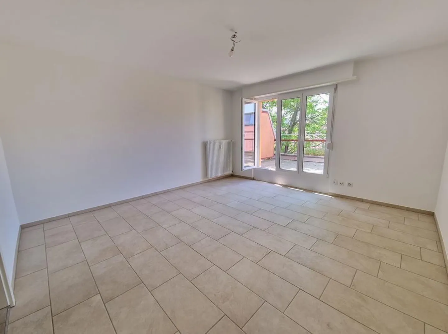 Charmante Wohnung mit Terrasse - Foto 2 von 8