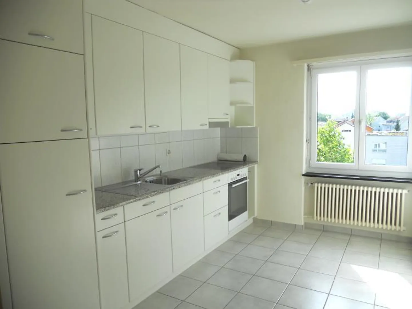 Looking for an apartment in a central location with good transport connections... - Photo 2 of 5