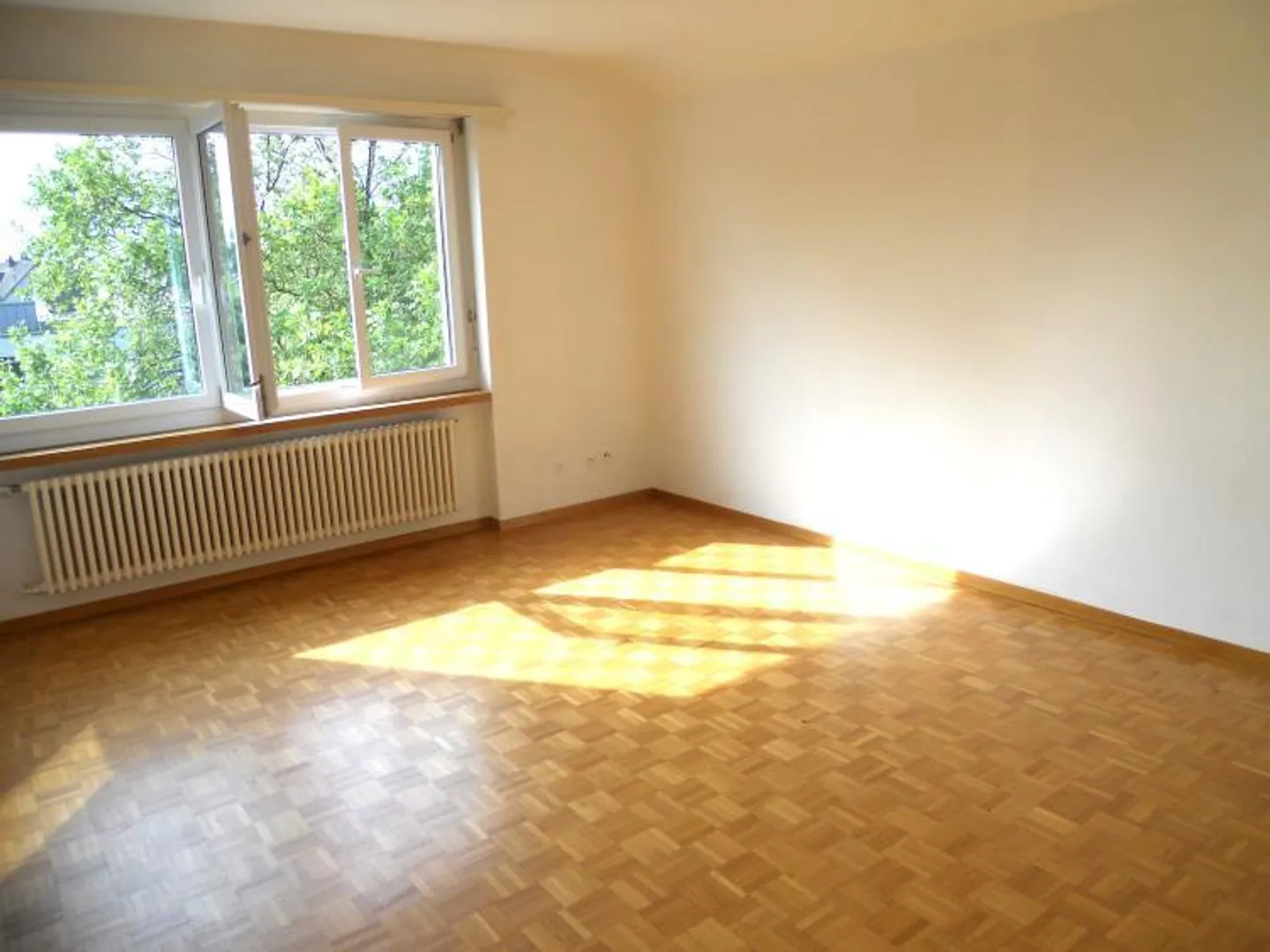 Looking for an apartment in a central location with good transport connections... - Photo 3 of 5