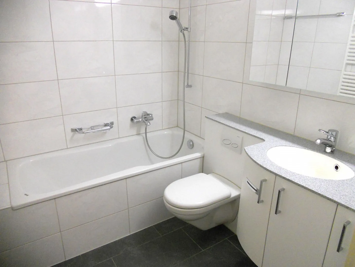 Looking for an apartment in a central location with good transport connections... - Photo 4 of 5