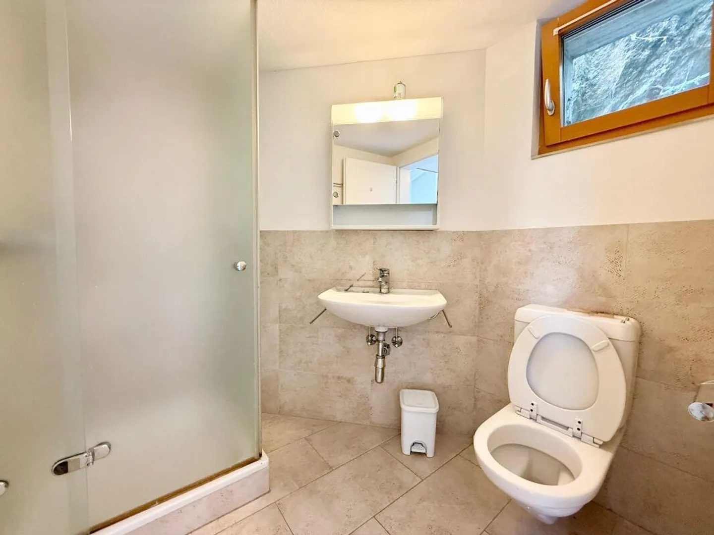 Zweifamilienhaus mit 5.5-Zimmer-Wohnung + 2-Zimmer-Wohnung, grossem... - Photo 17 of 18