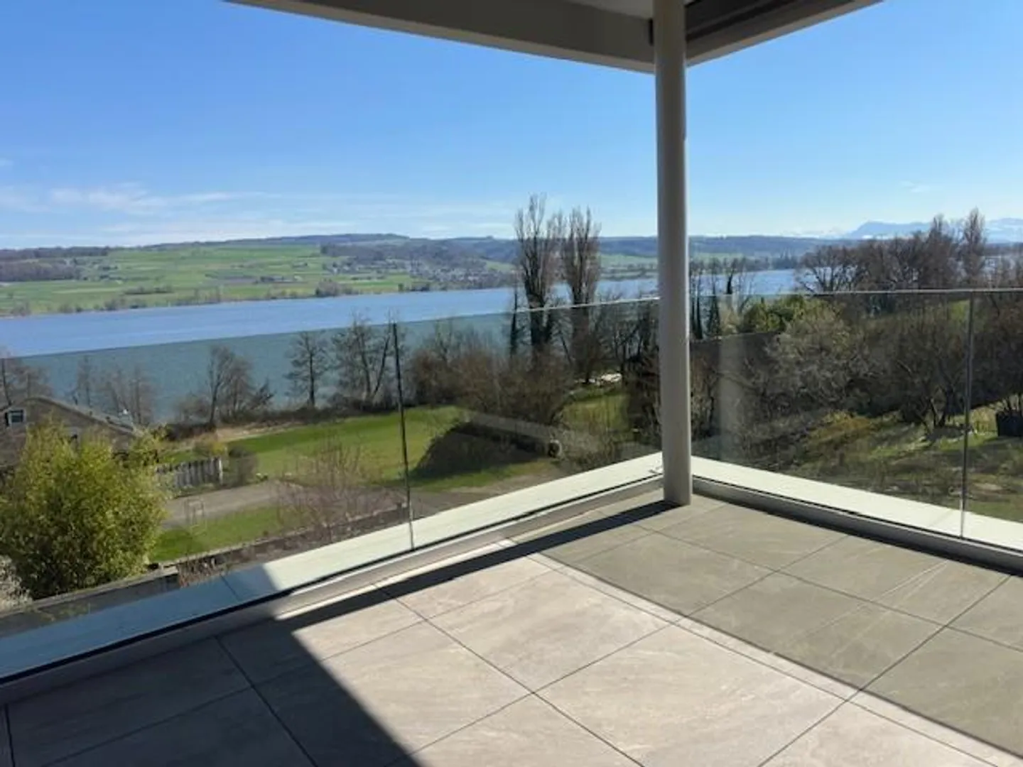 Nuovo appartamento molto tranquillo con vista mozzafiato sul lago e sulle montagne - Foto 1 di 18