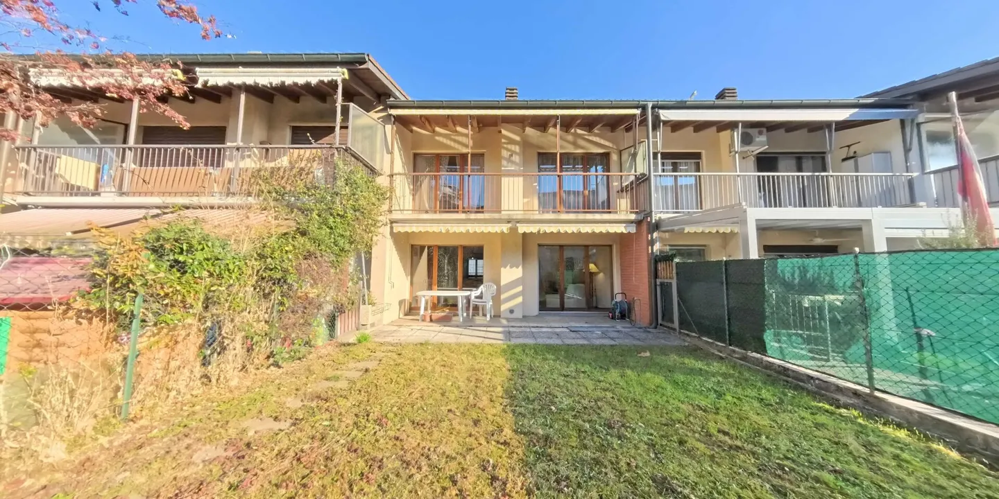 Casa a schiera in uno stile semplice ed elegante - Foto 11 di 11