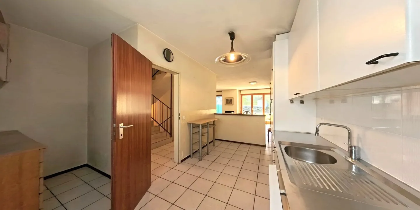 Casa a schiera in uno stile semplice ed elegante - Foto 6 di 11