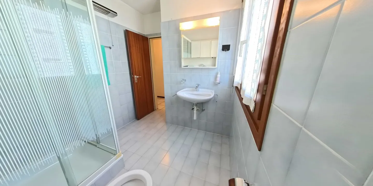 Casa a schiera in uno stile semplice ed elegante - Foto 10 di 11