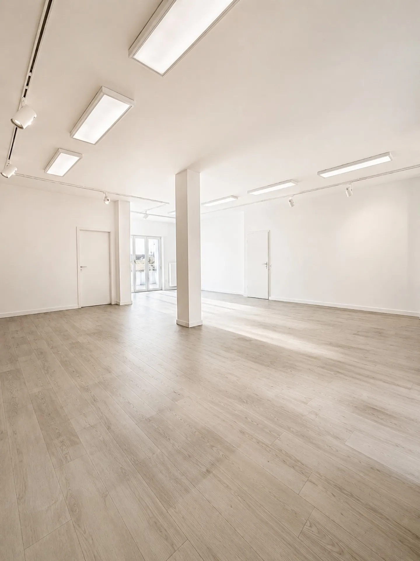Attractive commercial space in prime location - Photo 3 of 8