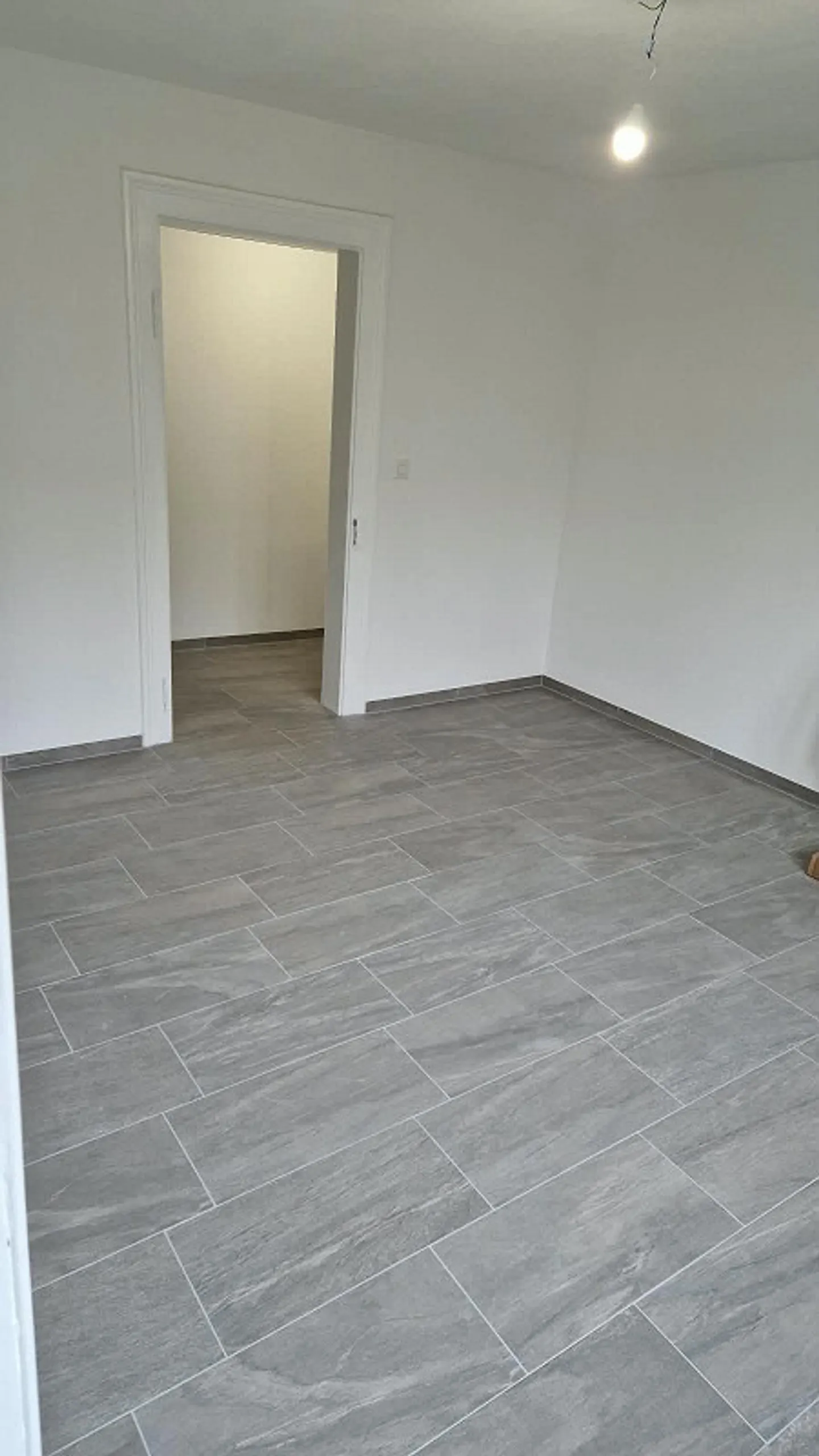 First occupancy after complete renovation – Modern 4-room apartment with balcony - Photo 4 of 9