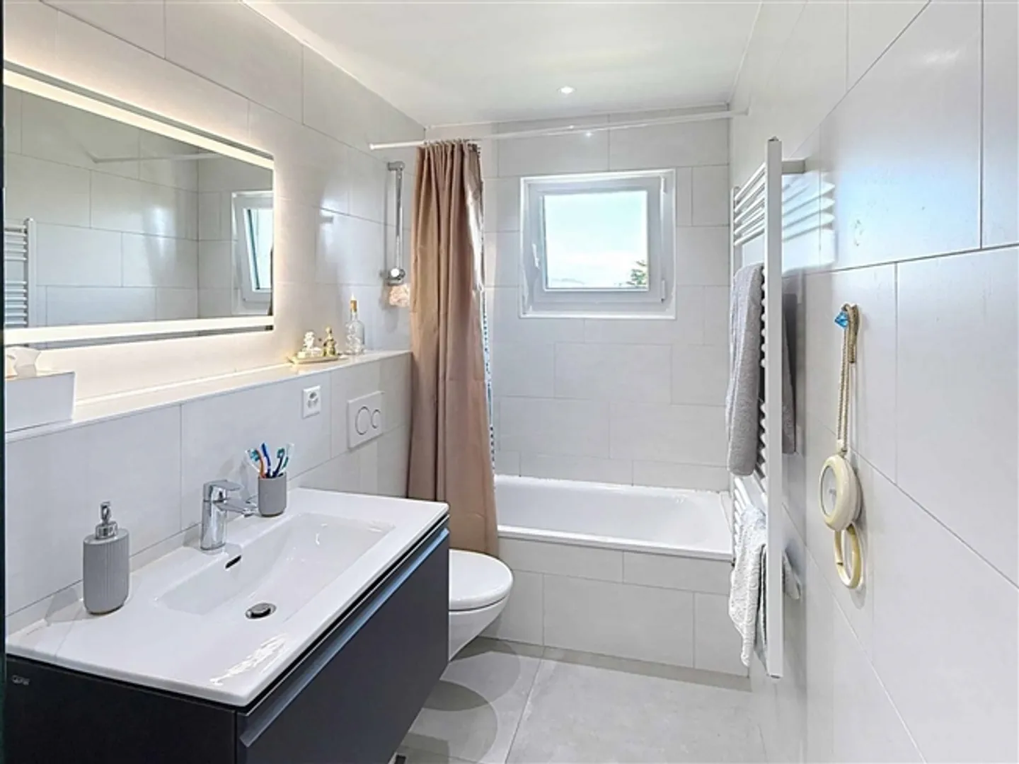 Characterful villa with pool and unique potential - Photo 9 of 13