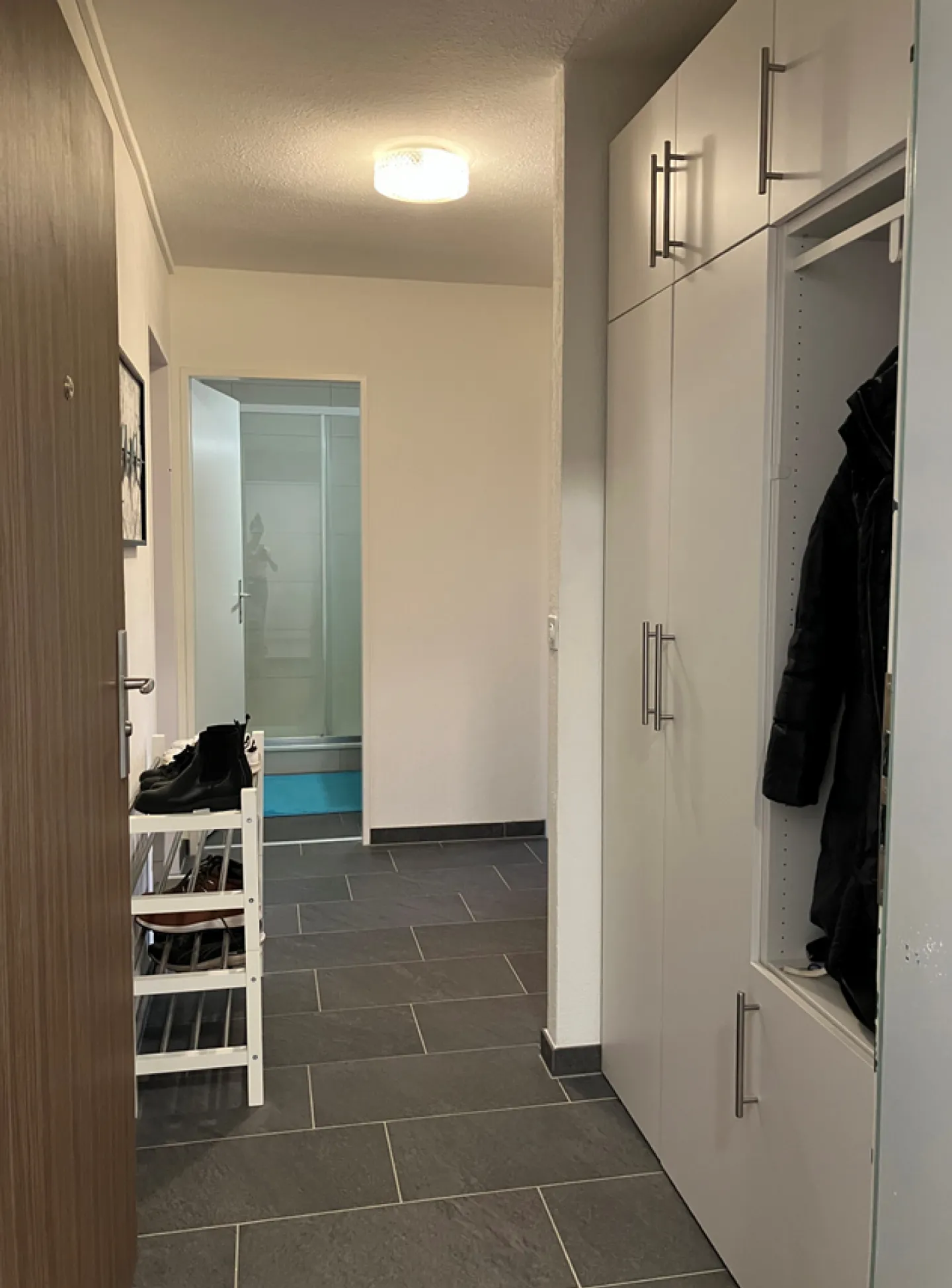 Centrally Located Apartment Near Train Station - Photo 7 of 12