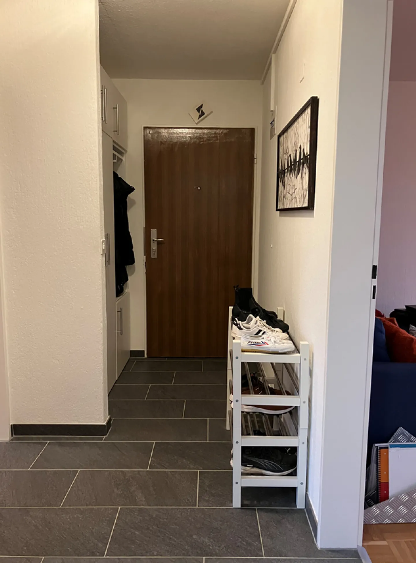 Centrally Located Apartment Near Train Station - Photo 8 of 12