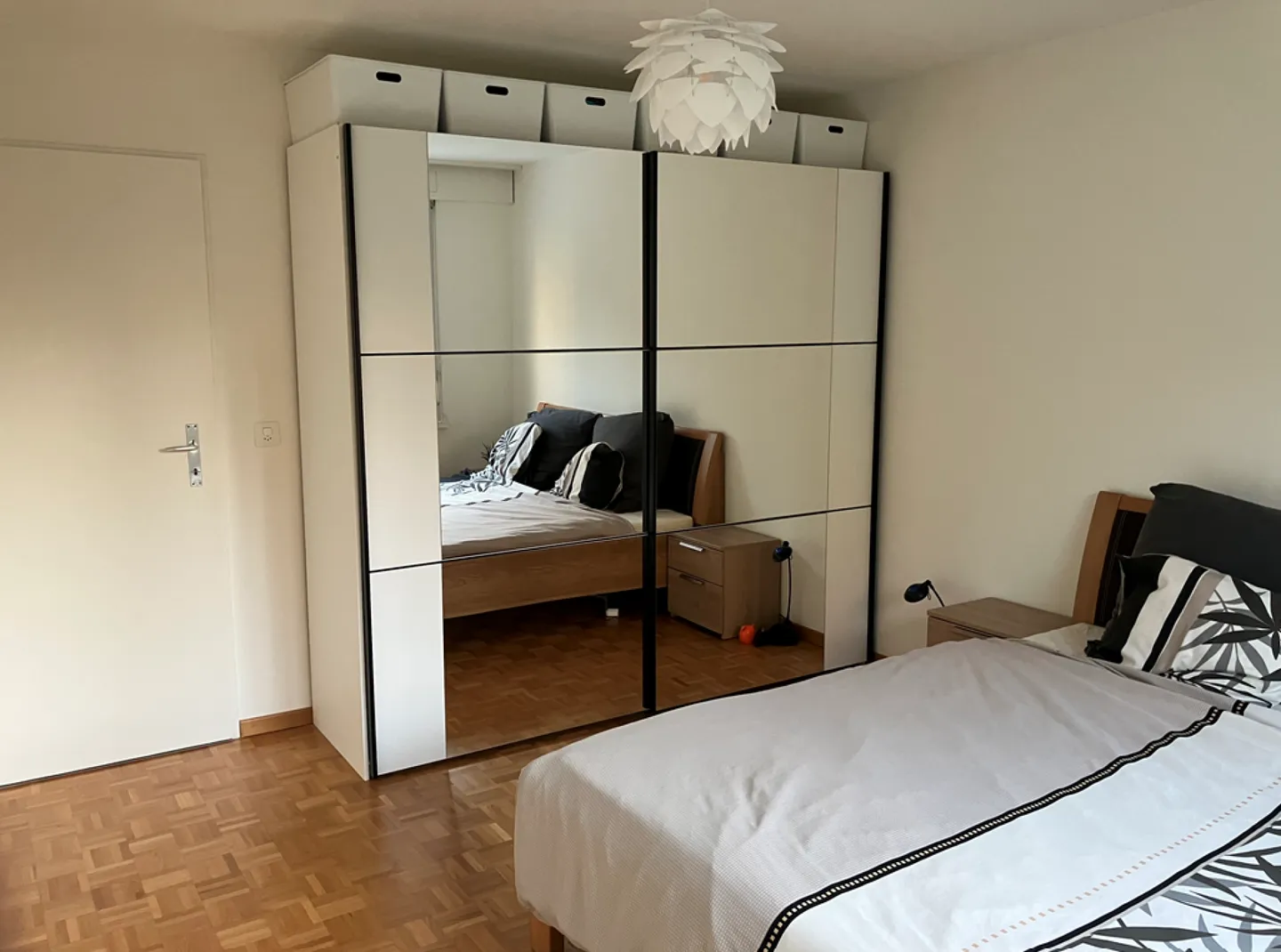 Centrally Located Apartment Near Train Station - Photo 10 of 12