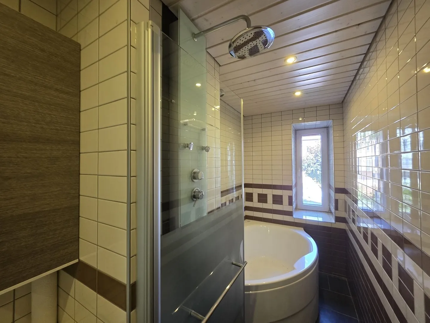 JOLI APPARTEMENT PROCHE DE TOUTE COMMODITE - Photo 6 sur 7