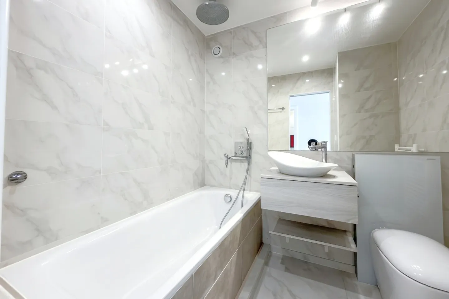Charming Apartment with Lake View - Photo 4 of 10