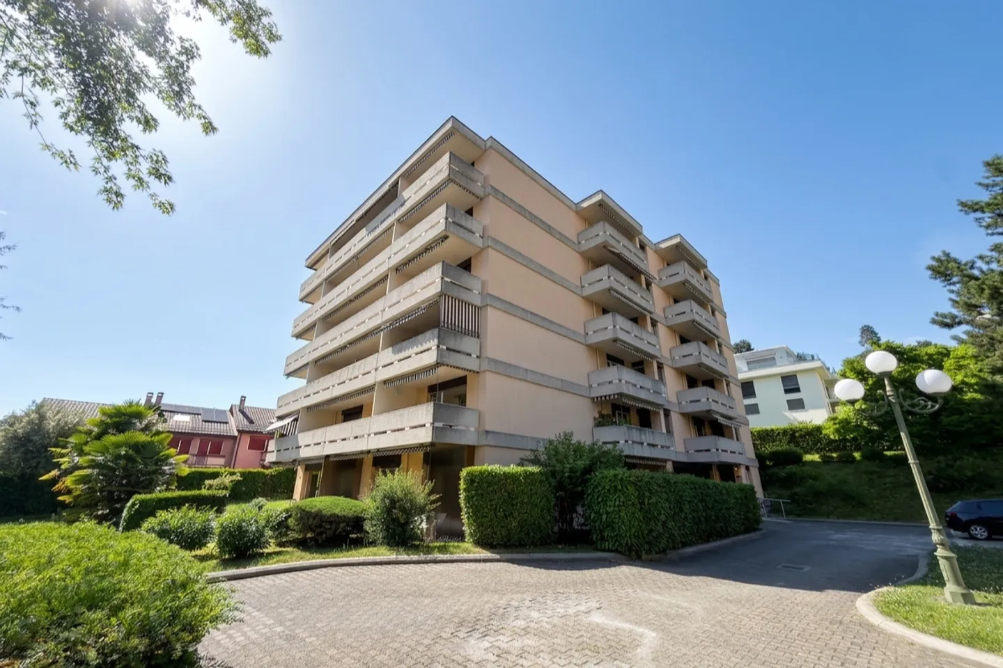Charming Apartment with Lake View - Photo 8 of 10