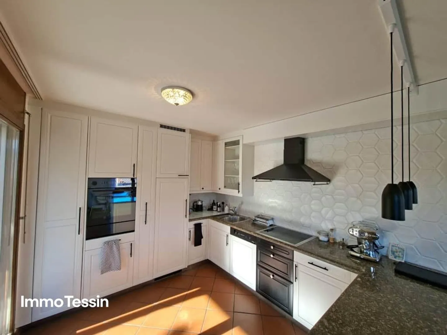 Spacious villa with stunning lake view, quiet location and close to... - Photo 10 of 13