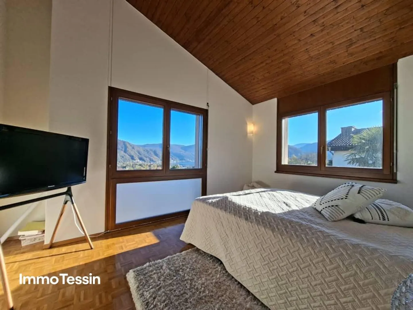 Spacious villa with stunning lake view, quiet location and close to... - Photo 11 of 13