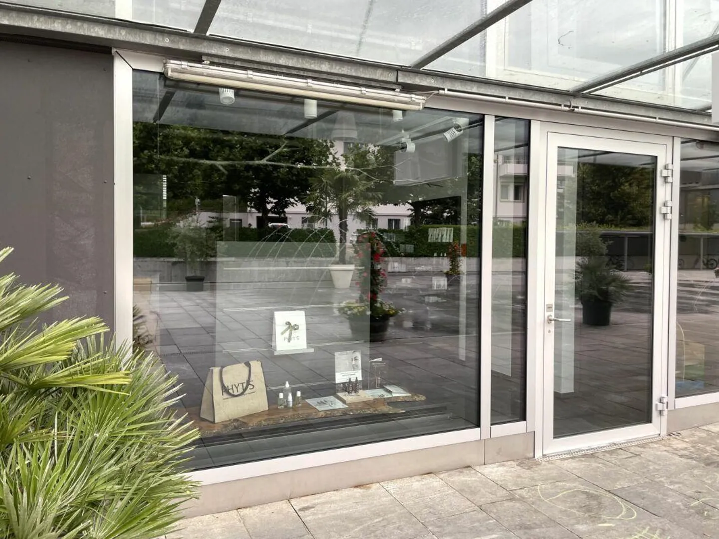 RETAIL SPACE - OFFICE - SHOWROOM - Photo 5 of 13