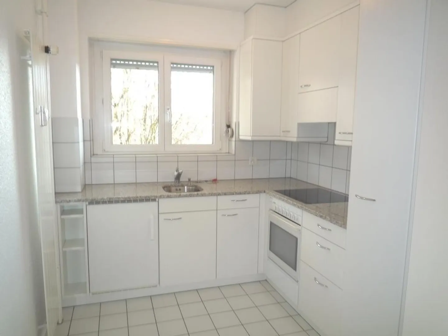 Appartement 2.5 pièces proche de la ville de 43 m2 au 3ème étage avec balcon - Photo 2 sur 7