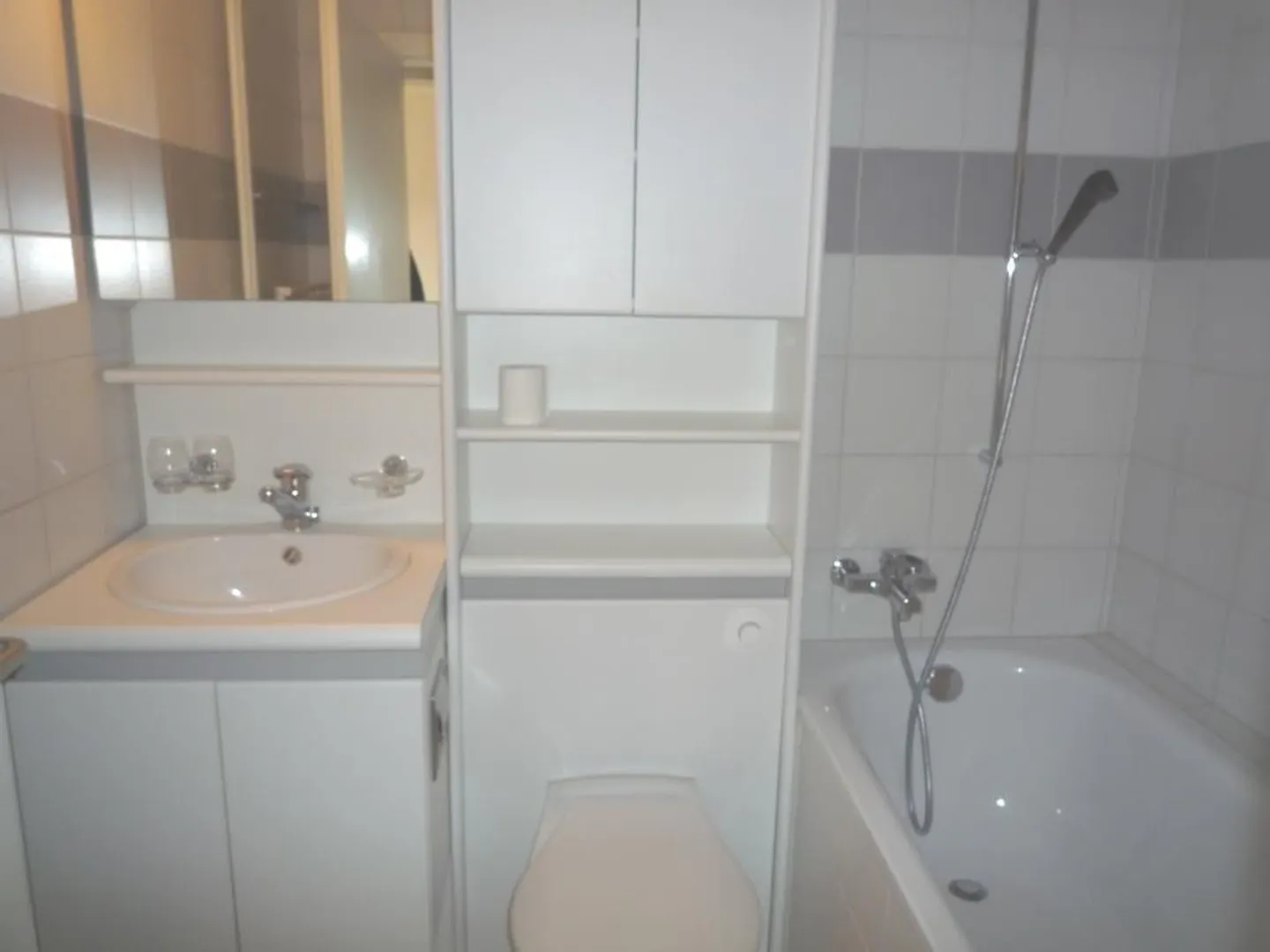 Appartement 2.5 pièces proche de la ville de 43 m2 au 3ème étage avec balcon - Photo 3 sur 7