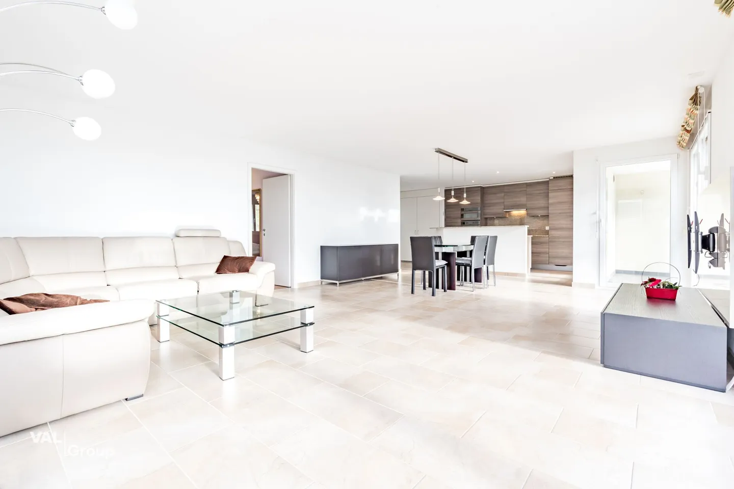 Elegant penthouse apartment with alpine view - Photo 2 of 11