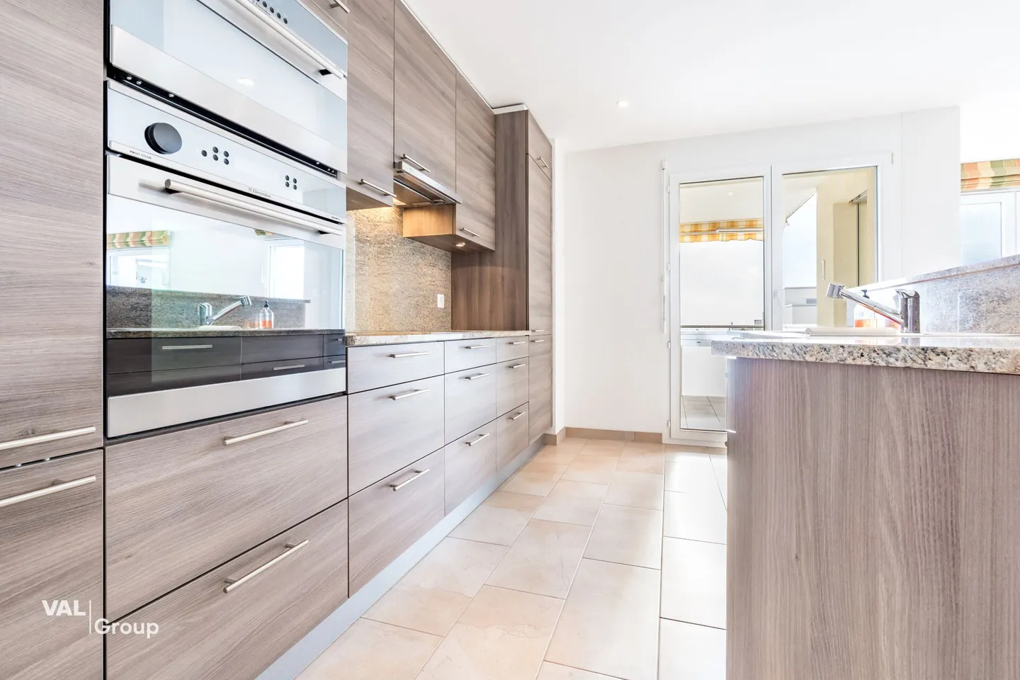 Elegant penthouse apartment with alpine view - Photo 3 of 11