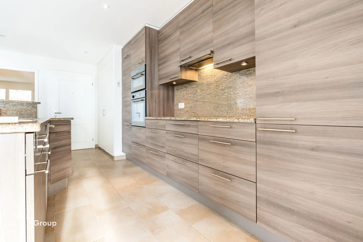 Elegant penthouse apartment with alpine view - Photo 4 of 11