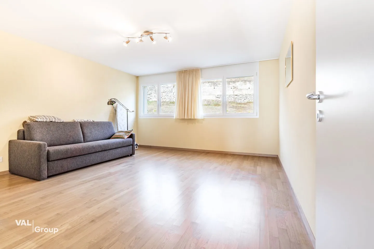 Elegant penthouse apartment with alpine view - Photo 6 of 11