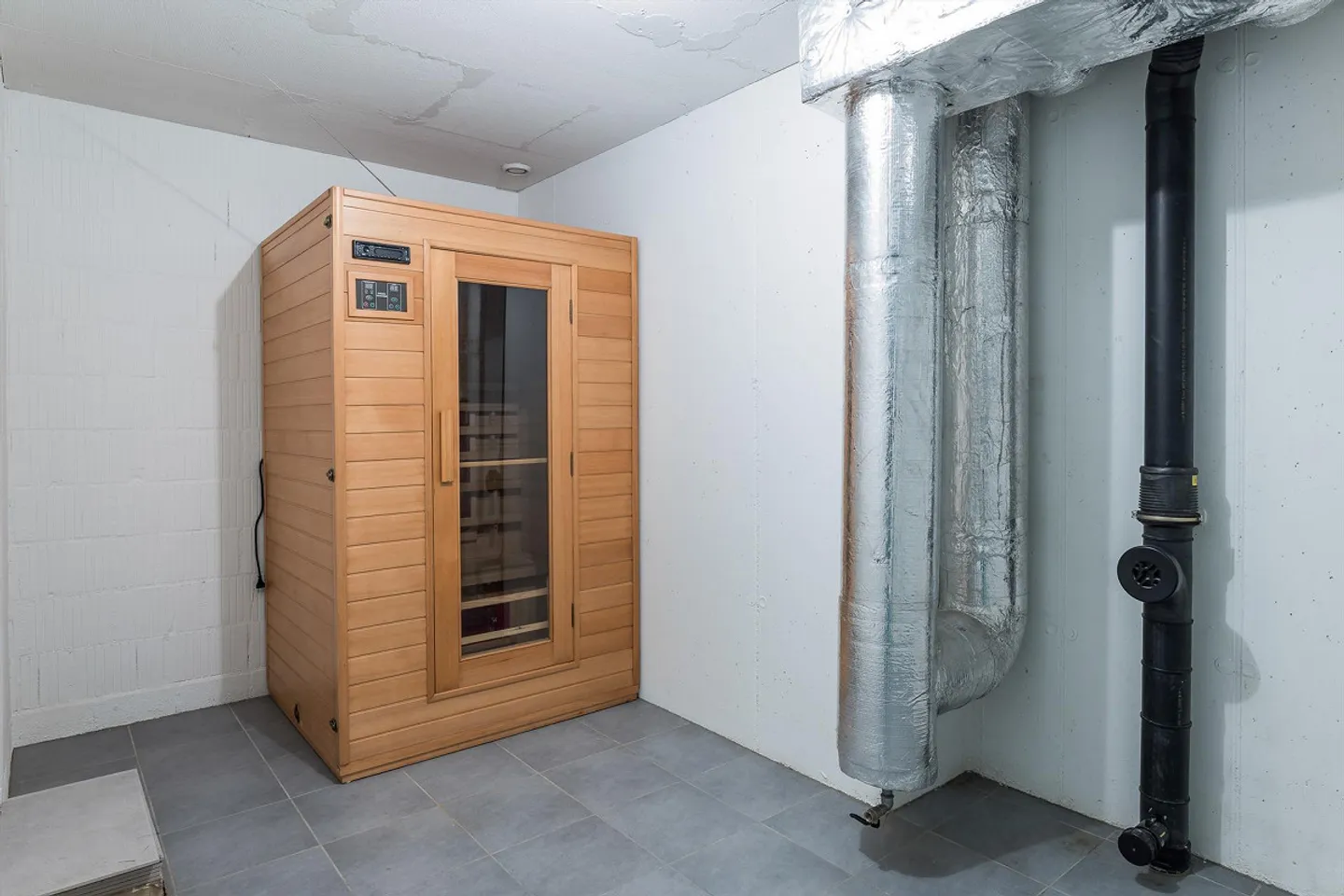 Living with Style, Comfort, and Sustainability - Photo 15 of 16