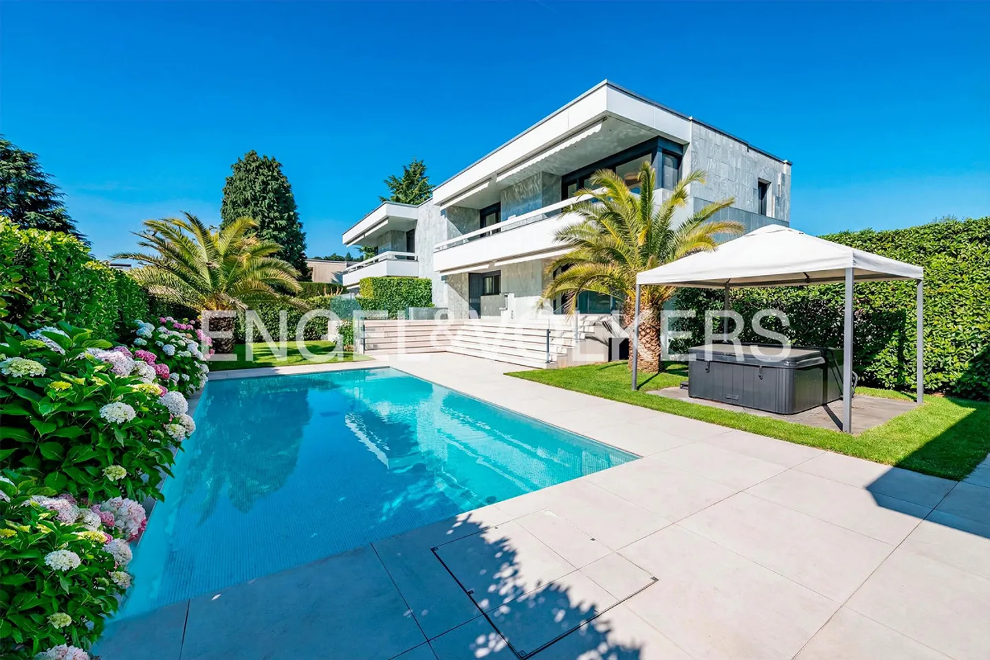 Luxusvilla mit Pool - Foto 1 von 13
