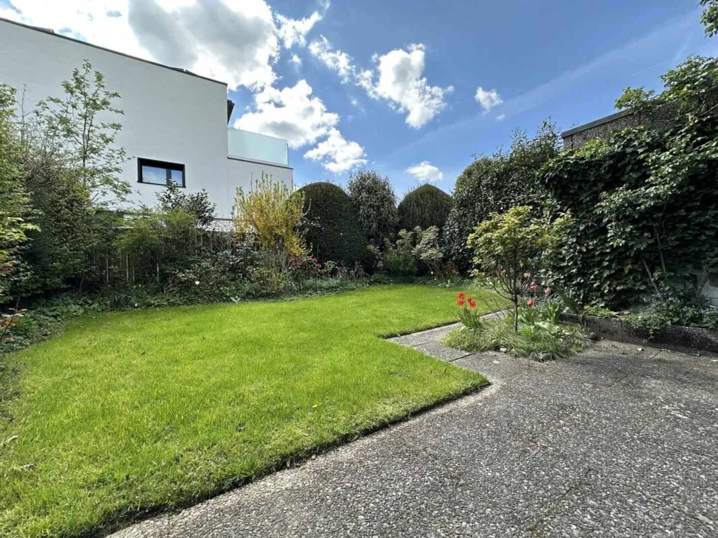 Charming semi-detached house in a preferred residential area - Photo 3 of 15