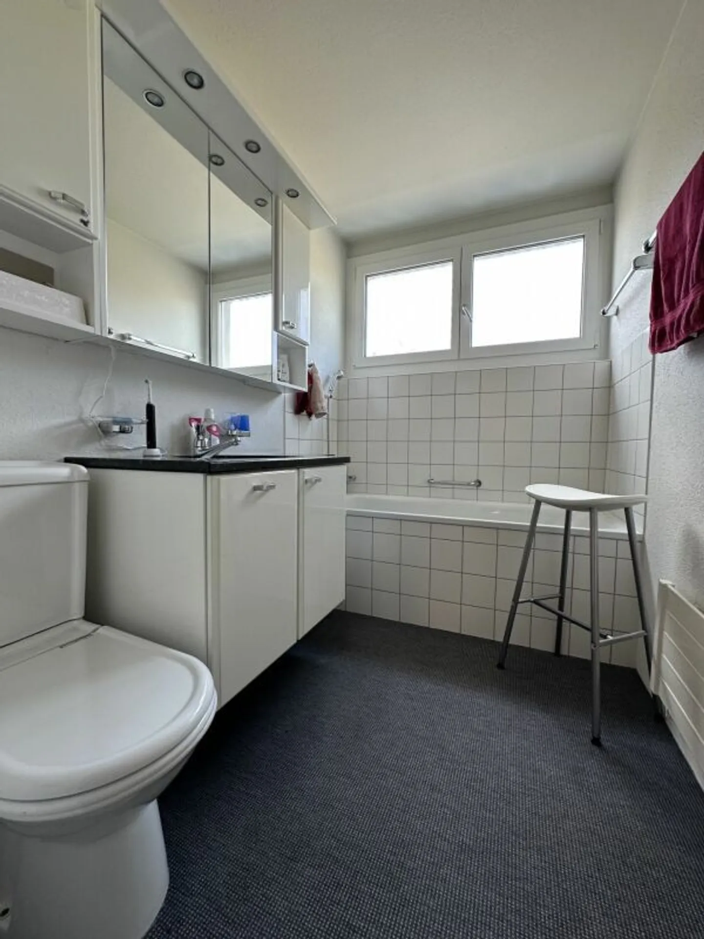 Charming semi-detached house in a preferred residential area - Photo 13 of 15