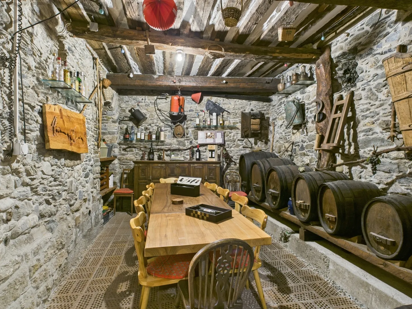Schönes Mehrfamilienhaus mit 3 Wohnungen im Herzen von Chalais - Photo 2 of 9