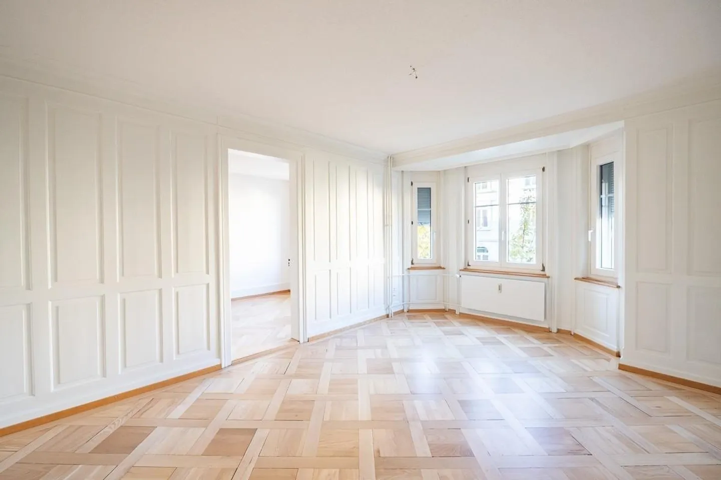 Appartement élégant de 4,5 pièces avec charme ancien à St. Georgen - Photo 1 sur 10