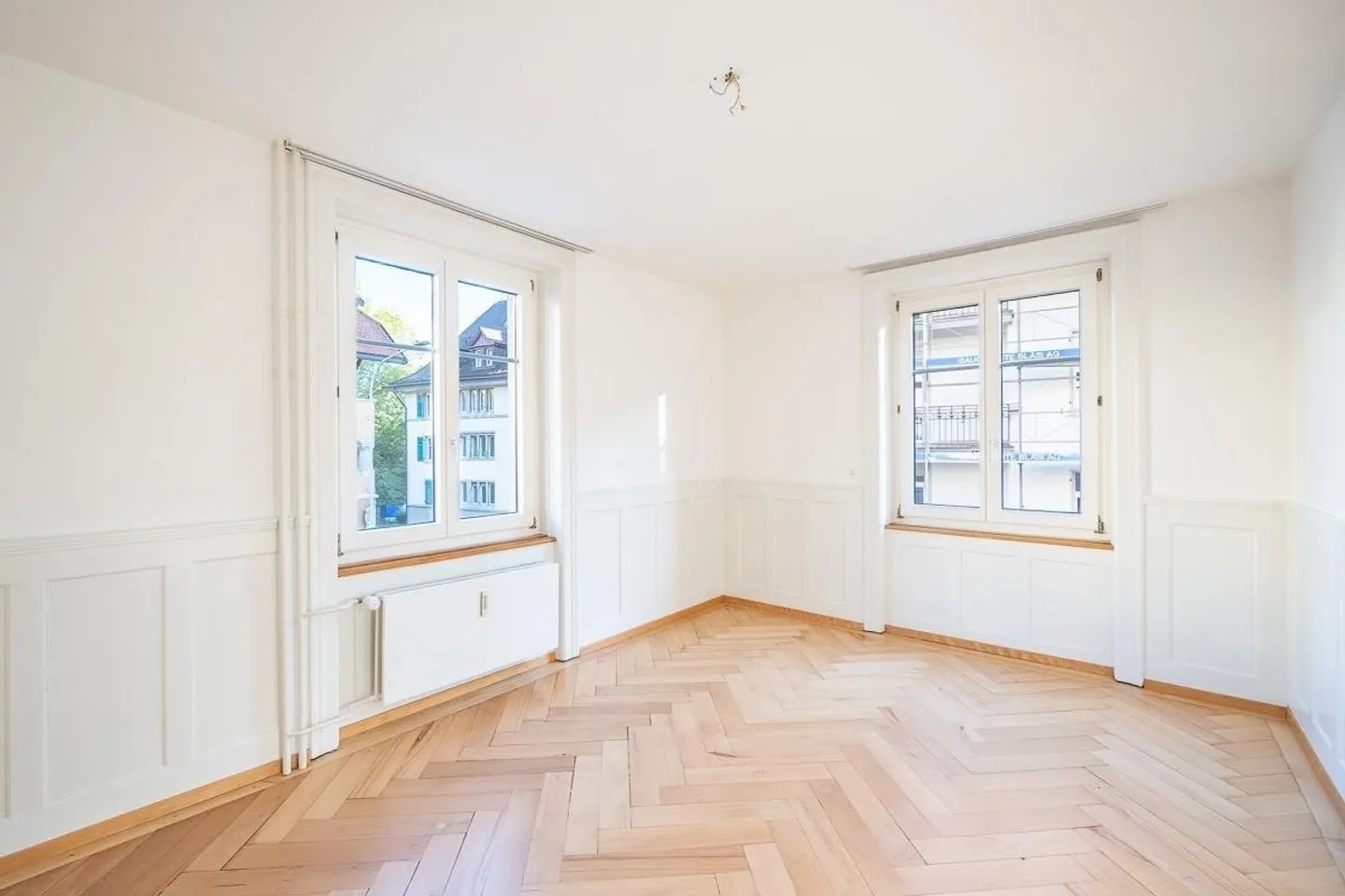 Appartement élégant de 4,5 pièces avec charme ancien à St. Georgen - Photo 3 sur 10